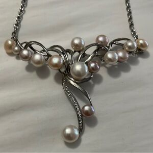 Elegant Pearl and Silver Necklace